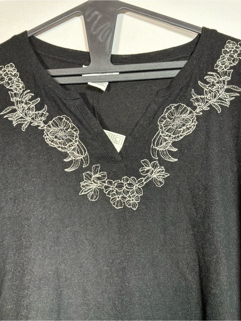 Liz Claiborne XXL Black Floral Embroidered V-Neck Tunic Top NWT. - Picture 4 of 6